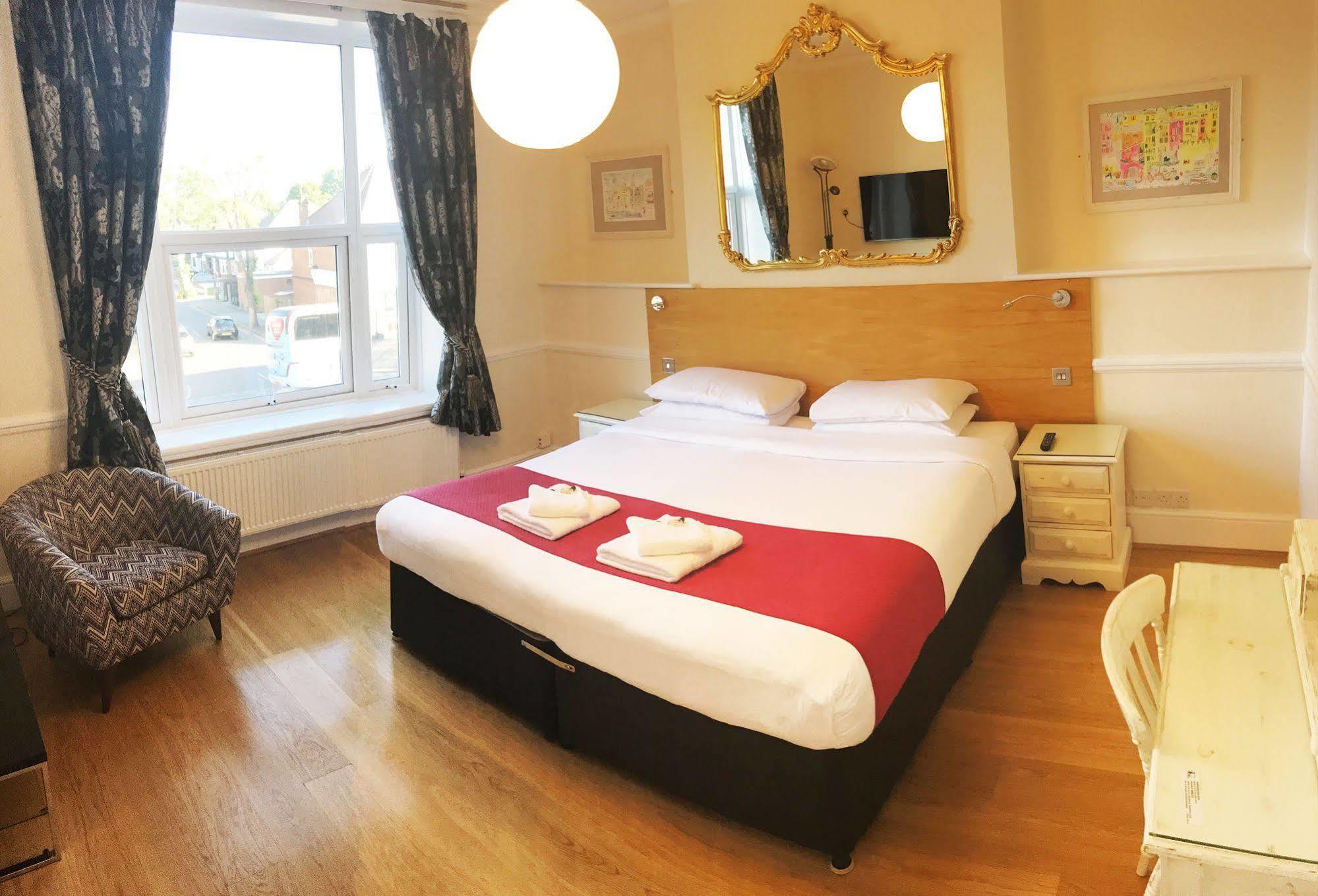 Отель Gidea Park 3*